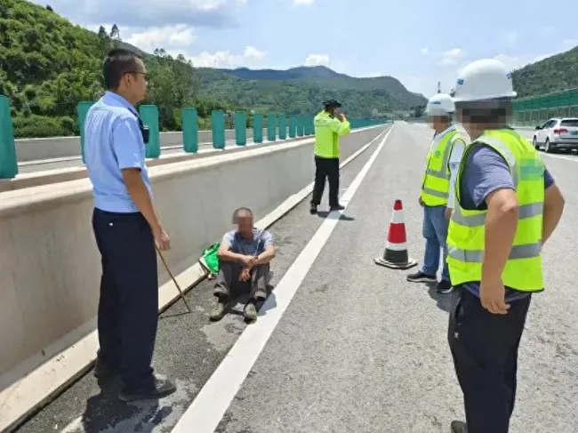 醉酒男子高速上睡觉 民警及时发现 避免悲剧上演