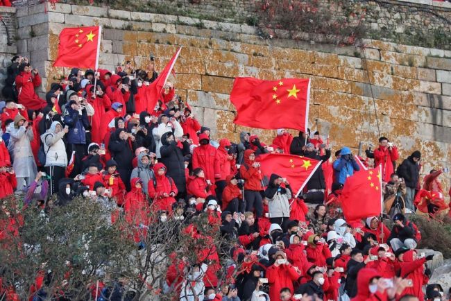 泰山之巅飘扬中国红 游客跟唱国歌祝福祖国