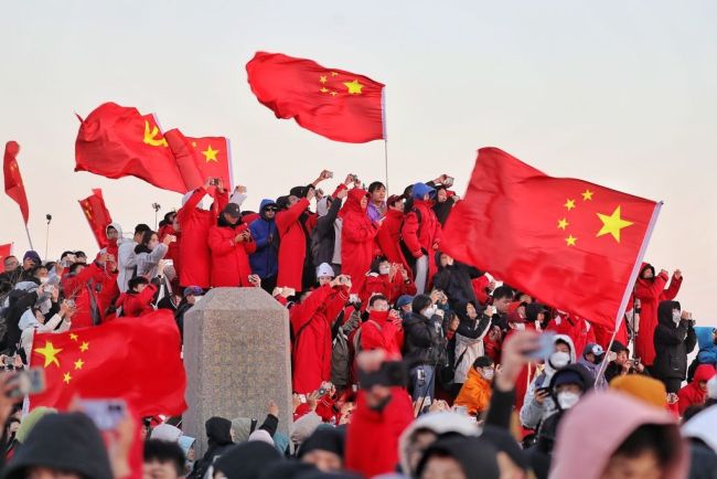 泰山之巔飄揚中國紅 遊客跟唱國歌祝福祖國