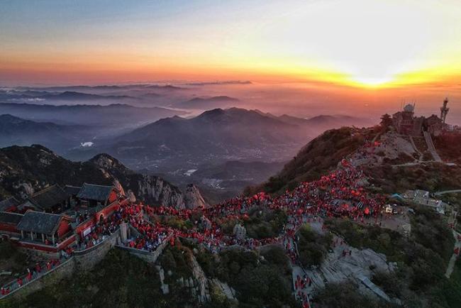 泰山之巅飘扬中国红：祝福祖国繁荣昌盛