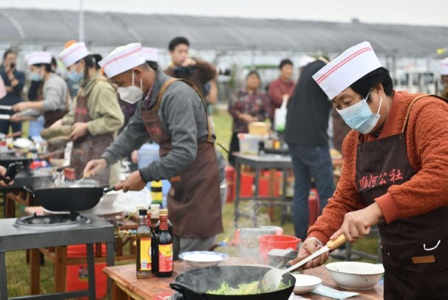 2024年10月6日，安徽阜陽，潁泉區街頭社區首屆鄉村美食節暨“順和公社杯”廚藝大賽開賽，來自該社區20多名參賽選手進行了刀工、火候、速度、拚盤等廚藝的比賽角逐。豐富了國慶假期人們的美食文化生活。