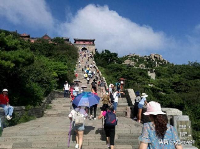 男大学生陪爬泰山 送水劈瓜扛顾客