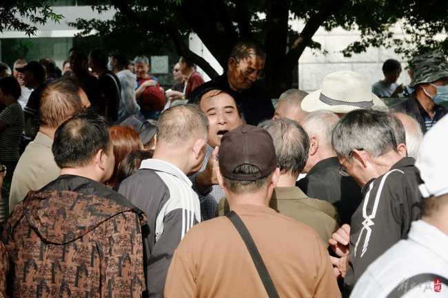 股市大热 老股民支招防“割韭菜” 明智入市避风险