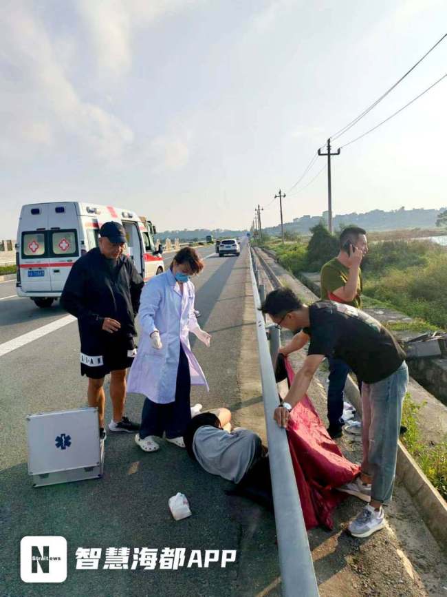 窄路弯道处电动车与轿车剐蹭坠沟 路人齐救助