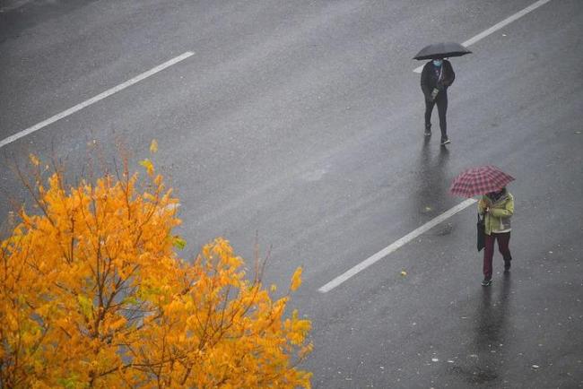 北京强降温来袭 降雨大风齐上阵