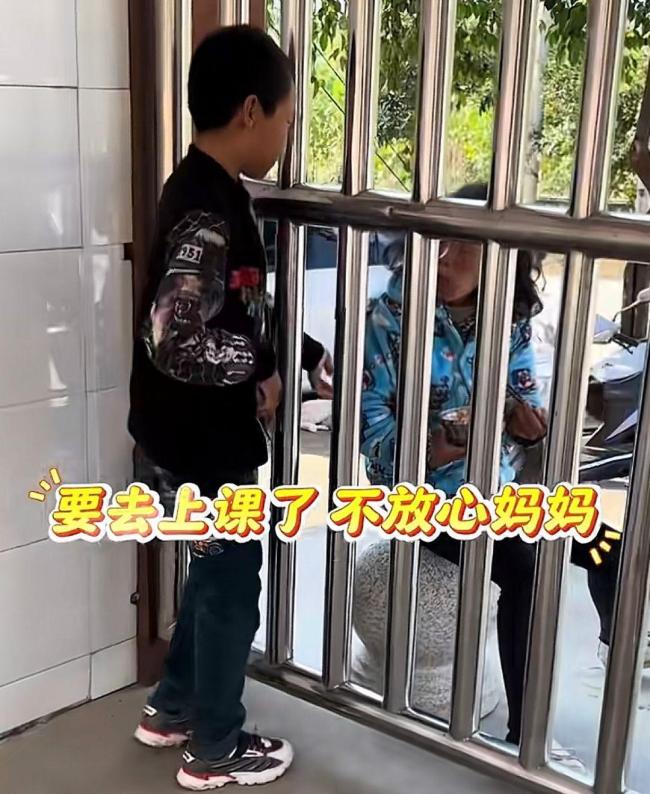 男孩把午饭留给智力障碍的母亲吃 孝心感动众人