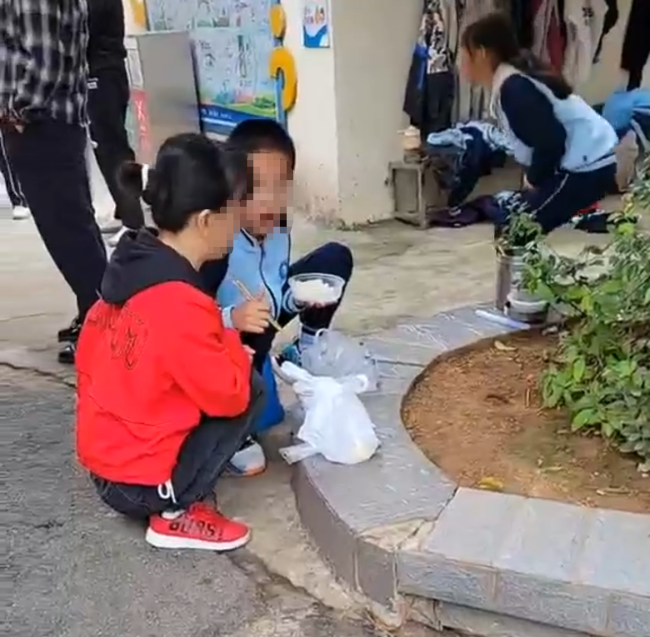 带饭的学生不能进食堂？教育局回应 学校已调整政策