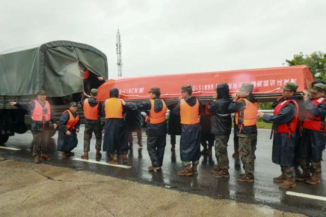 东说念主民子弟兵在海南琼海援助被困公共 风雨无阻援手忙