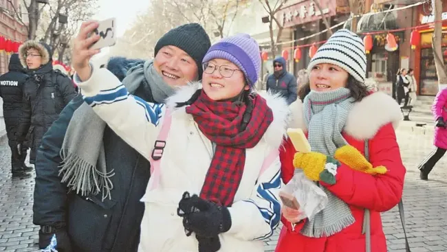 哈尔滨迎来提前“踩点”游客 冰雪旅游与亚冬会预热