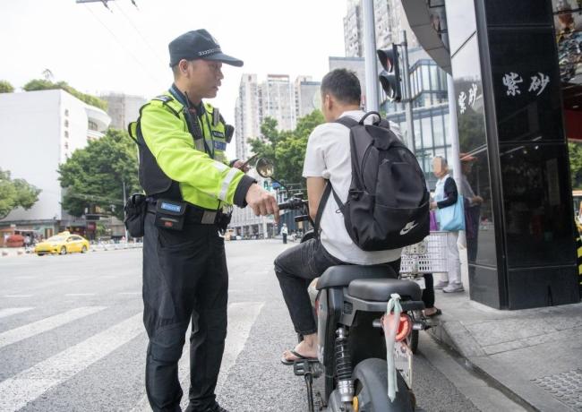 广州严查电动车遮挡号牌等违法行为 花式遮挡被查处