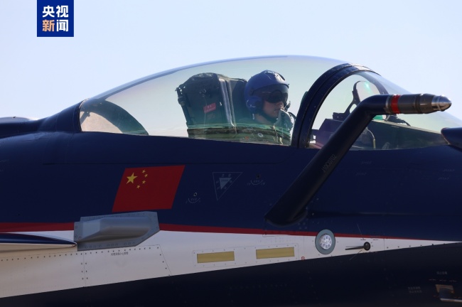 看 “藍天儀仗隊”勁舞長空