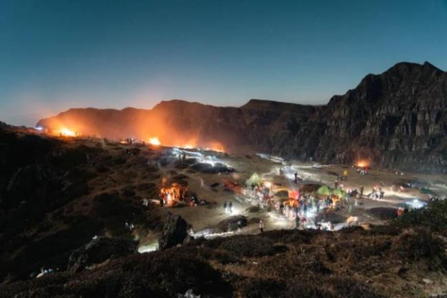 专家称大牯牛山被烧植物为杜鹃类 登山者行为引发关注