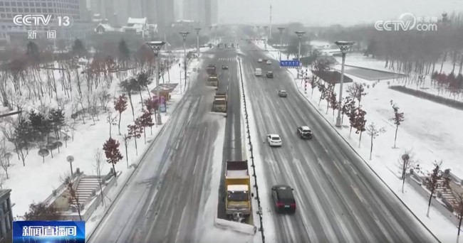 黑龙江迎暴雪 各地清冰除雪保畅通