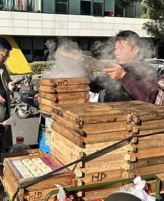 汤唯带老公男儿回母校 重温旧日温雅