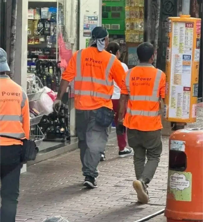 张致恒在香港街头做管道工