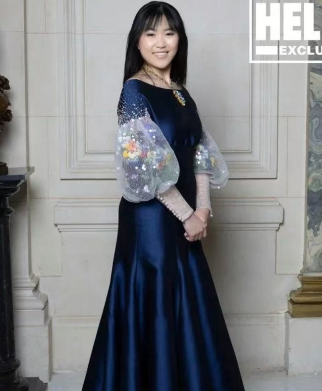 张艺谋一家现身巴黎名媛舞会 女儿首次亮相引发关注