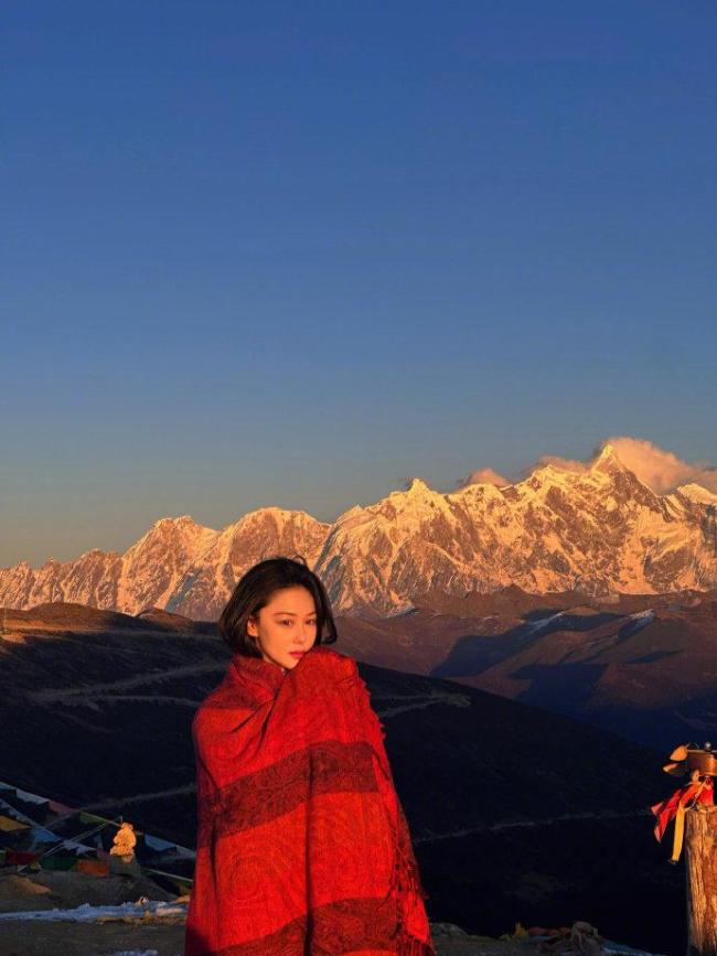 张馨予在西藏住三个月 分享日照金山美景