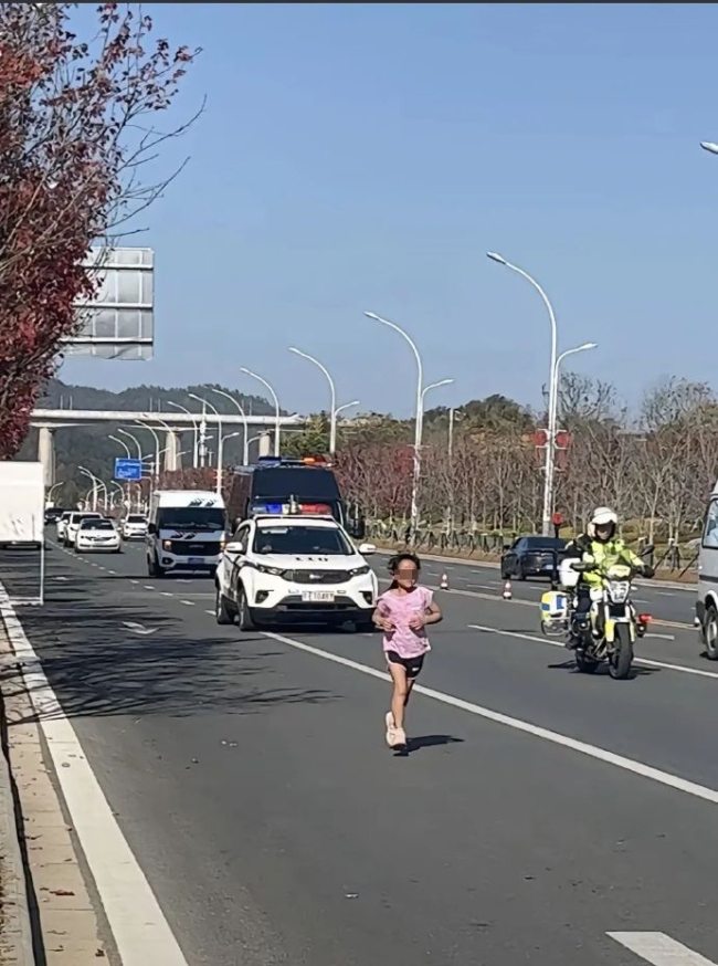 女孩“蹭跑”全马 其父禁赛3年 女孩父亲承认违规