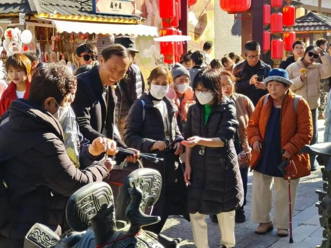 洛阳迎来首批免签入境游客 体验古都文化魅力