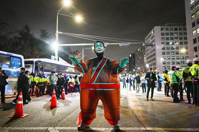 韩国戒严现场：在韩国华人半夜能听到直升机声