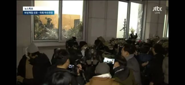 韩国总统府周边进入全面管制状，随后又被国会投票解除