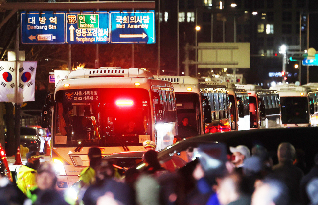 韩国戒严现场：在韩国华人半夜能听到直升机声