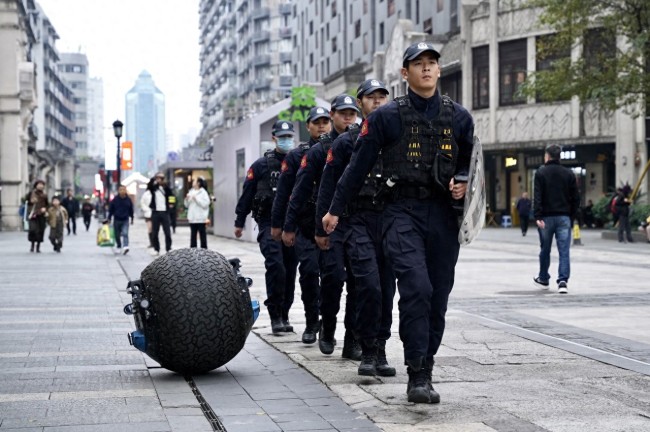 特警带球形机器人巡逻引围观