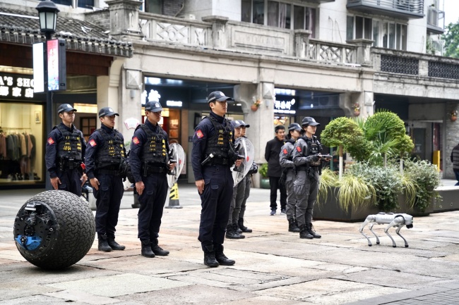 中国街头特警带球形机器人一起巡逻 酷炫科技提升安全感