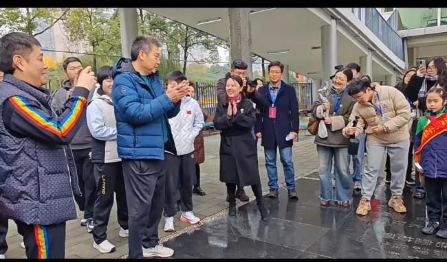 邱贻可带孙颖莎来到男儿小豌豆的学校，大小男儿同框老父亲一脸笑意