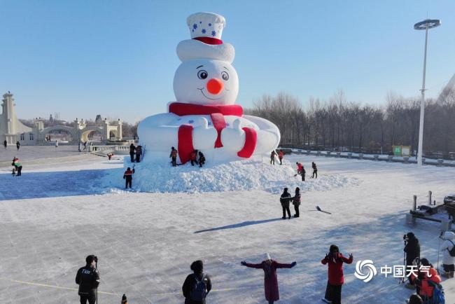 哈尔滨开始采冰建造冰雪景观