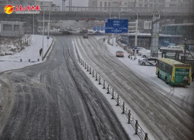 雪中清雪、边下边清……乌鲁木齐扫雪大军震撼出击