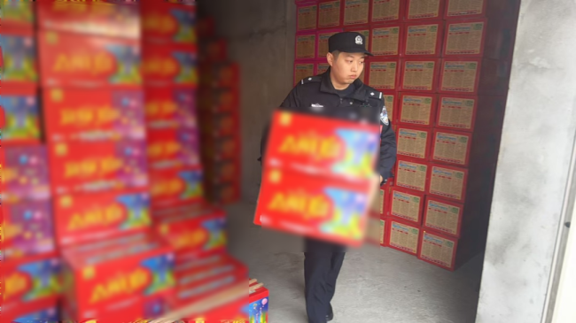 监犯生意、储存烟花炮竹！魏某某被行拘！