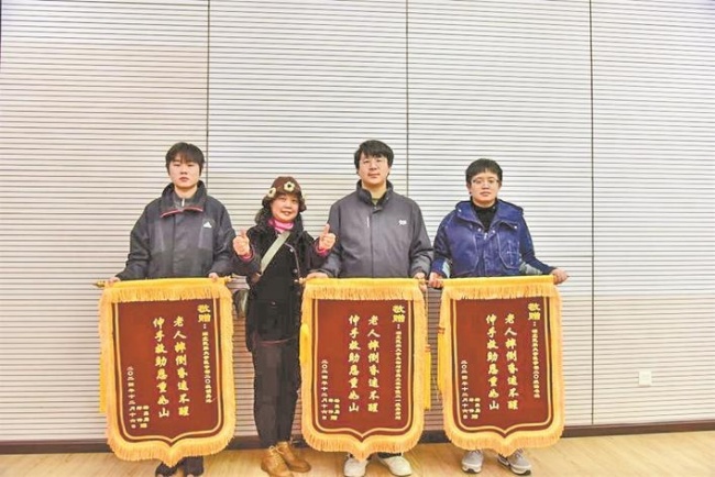 老人路边晕倒 学子暖心救援