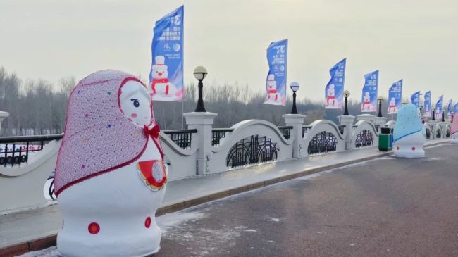 哈尔滨太阳岛“雪人仪仗队”亮相 套娃雪人迎宾来