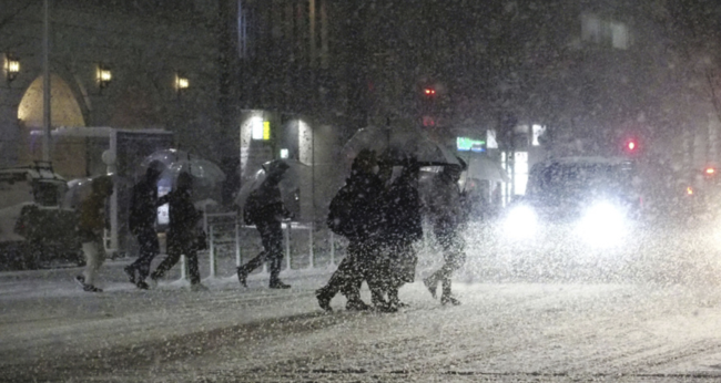 日本今冬最强寒潮来袭 多地交通受阻