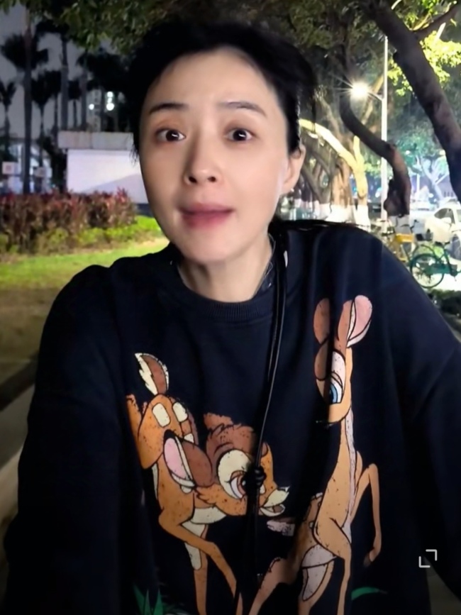 蒋欣路边连吃12只生蚝 瘦身成功后的美食放纵