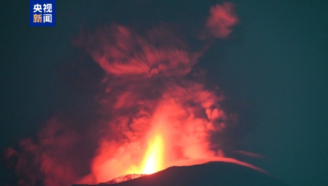 印尼伊布火山发生喷发 灰柱达3000米