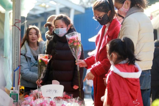 市民选购鲜花迎新年