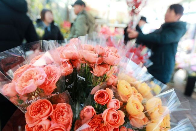 市民选购鲜花迎新年