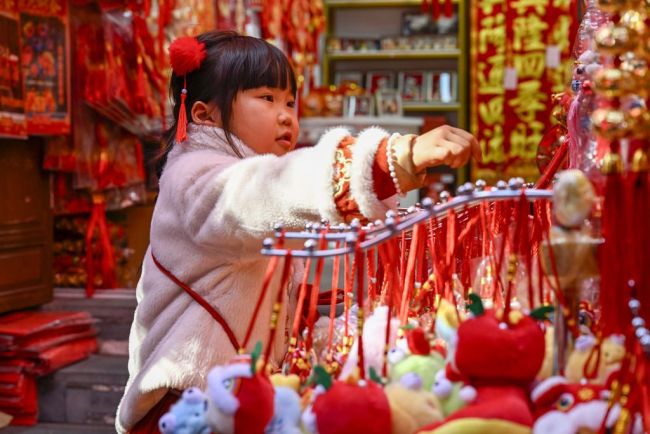 喜庆氛围浓厚 新年饰品俏销