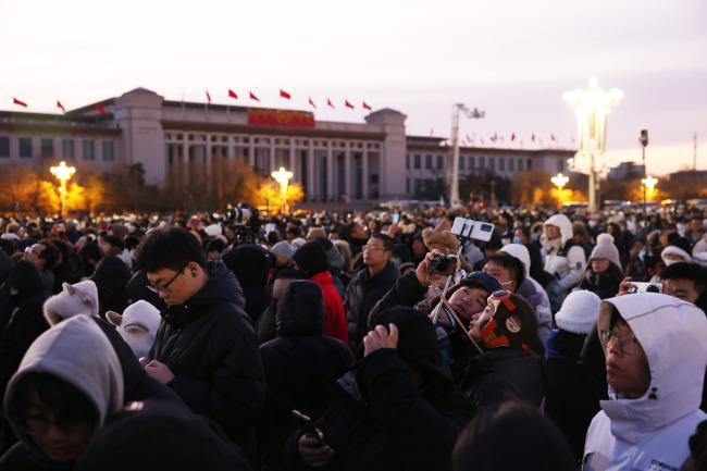 游客在天安门广场跨年看升旗 共迎新年第一缕阳光