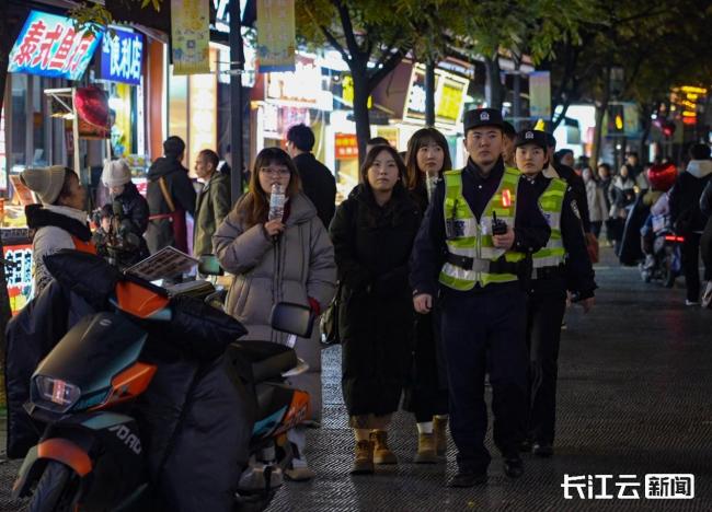 武汉跨年夜：治安平稳有序，城市温暖有光