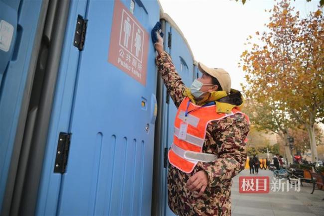 跨年夜后环卫工人凌晨开始清扫垃圾 6500人保障城市整洁