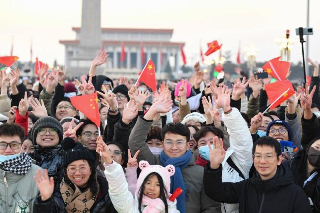 5.1万人共迎天安门元旦升国旗仪式 新年曙光照亮希望