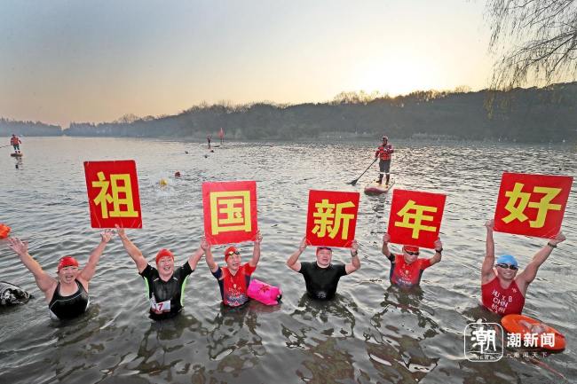 上百名游泳爱好者相约西湖冬泳 寒冬中的热情挑战