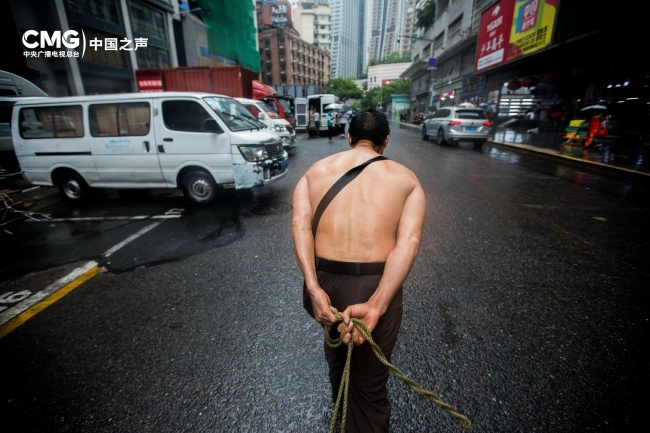 时光里丨带娃扛货感动网友的重庆"棒棒"如今怎么样