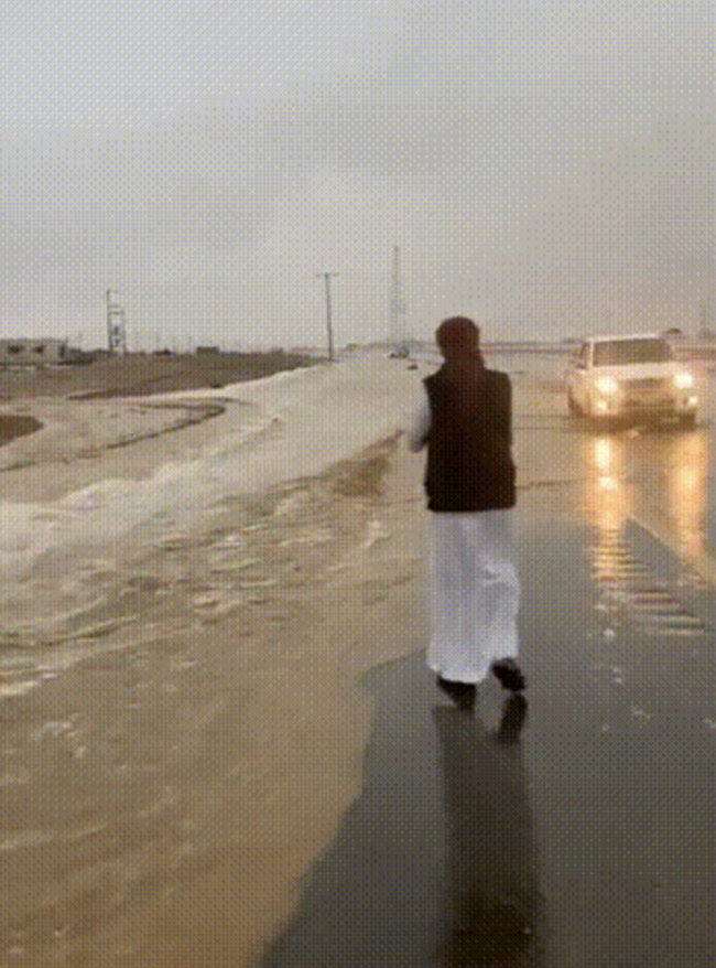 沙特遭罕见暴雨、冰雹侵袭