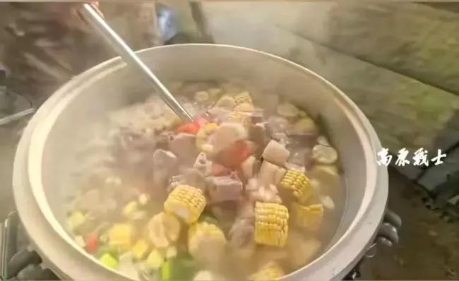 部队官兵为西藏受灾群众做饭 热饭传递温情与力量