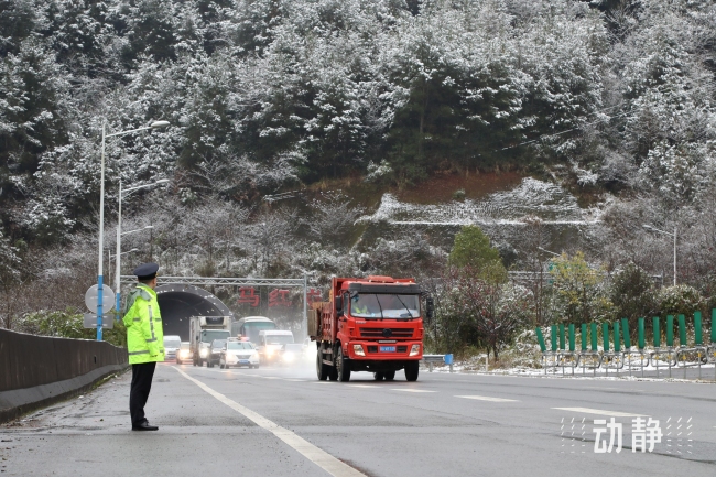 贵州交通人奋战冰雪一线 保畅护安行