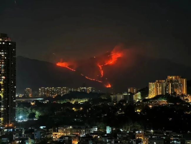 香港元朗雞公嶺發(fā)生山火 火勢蔓延未熄滅